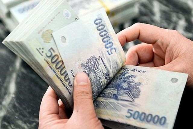 Lương của chồng chuyển thẳng vào tài khoản vợ là hoàn toàn hợp pháp