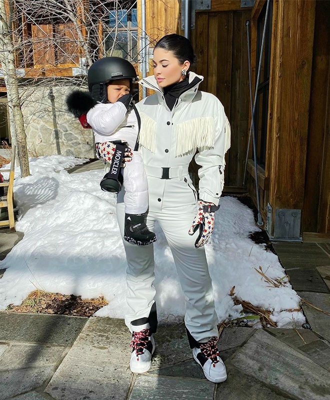 Mặc đồ đôi chất như mẹ con Kylie Jenner: Toàn hàng hiệu đắt đỏ