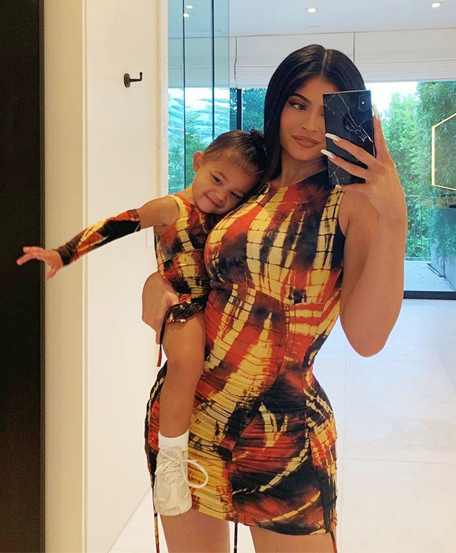Mặc đồ đôi chất như mẹ con Kylie Jenner: Toàn hàng hiệu đắt đỏ