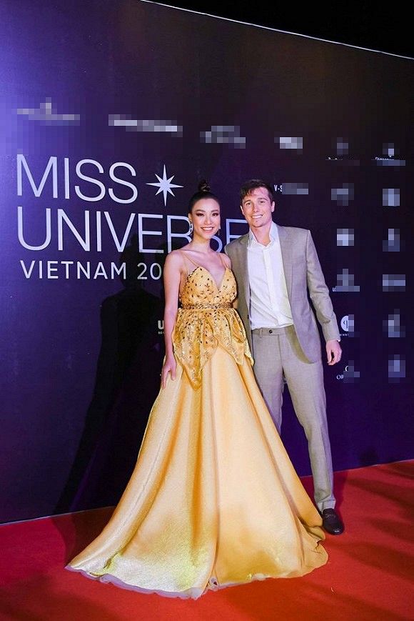 MC Hoàng Oanh cùng chồng Tây hưởng tuần trăng mật muộn tại Châu Âu