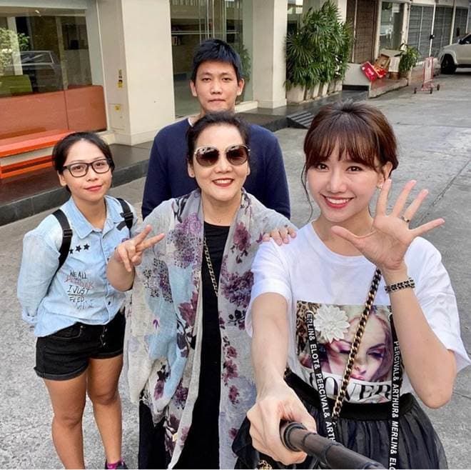 Mẹ vợ Trấn Thành chịu chơi đồ hiệu: “Tậu” túi xách hơn trăm triệu đồng