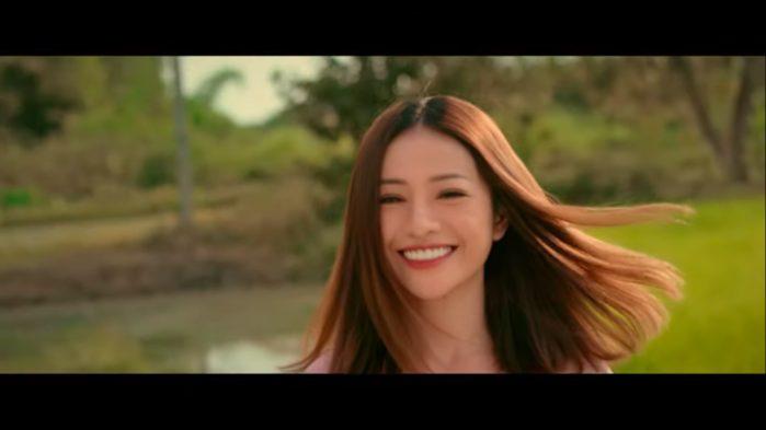 MIA gây sốt với hình tượng gái quê trong MV trở lại đường đua Vpop