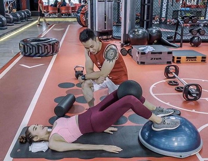 Minh Hằng khoe dáng đồng hồ cát ở tuổi 32, tất cả nhờ tập gym, yoga!