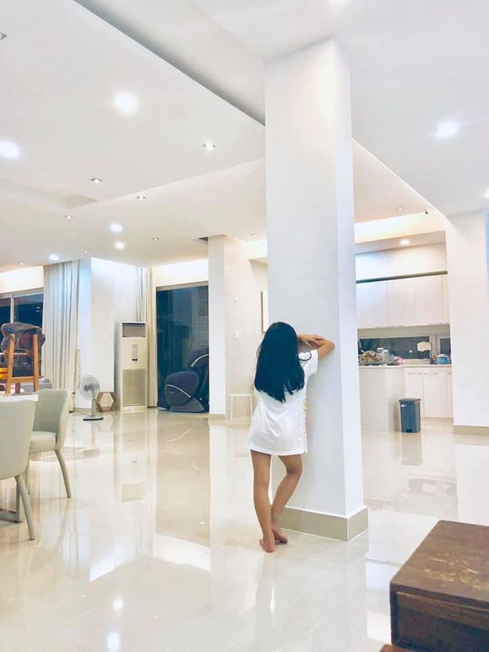 Mới 6 tuổi, con gái Công Vinh gia nhập hội chân dài ái nữ nhà sao Việt