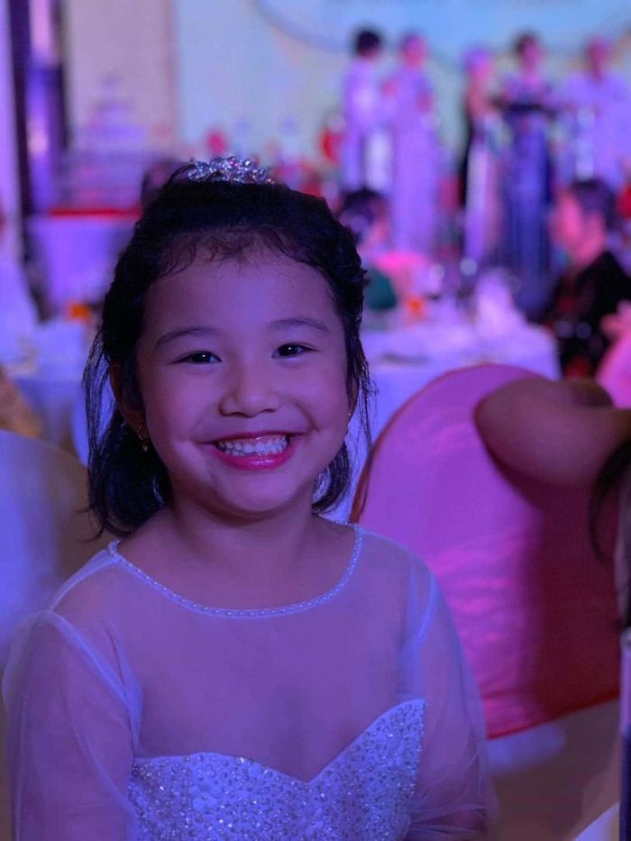 Mới lên 6, con gái Jennifer Phạm được khen lớn bổng, ra dáng chị lớn
