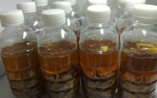 Da mặt cô gái bị tàn phá nặng nề vì sử dụng rượu thuốc để trị mụn