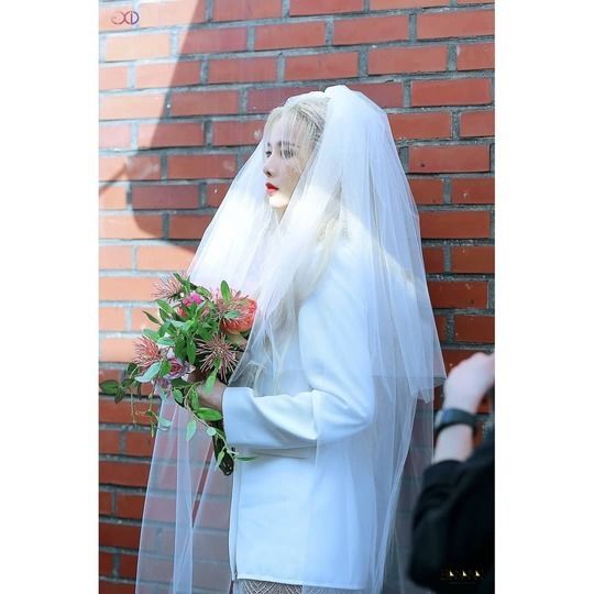 Mỹ nhân Kpop hóa cô dâu: Red Velvet huyền bí, Twice hiện đại