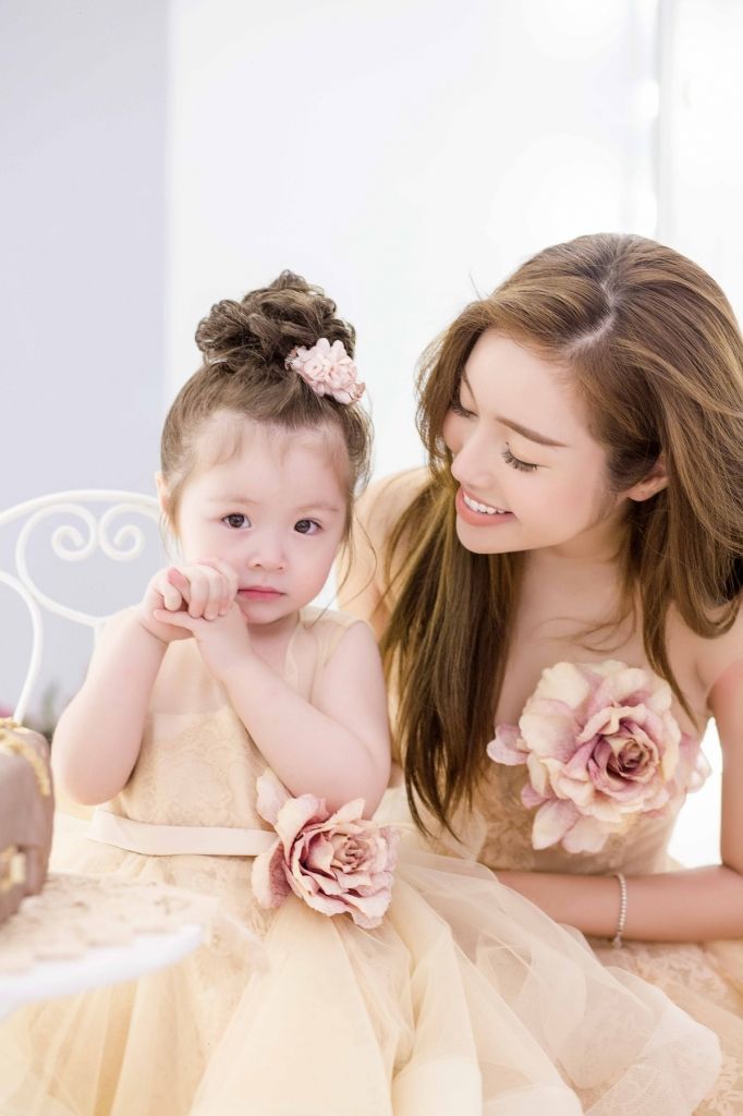 Mỹ nhân Việt giấu nhẹm chuyện sinh nở, đùng đùng khoe ảnh con gây sốc