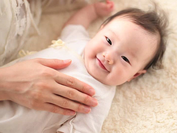 Nắm bắt biểu hiện của trẻ: hay gặm nhấm chứng tỏ sắp mọc răng