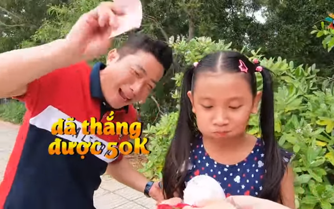 Khán giả bức xúc khi Kinh Quốc thử thách bé gái ăn 5 trái thanh long