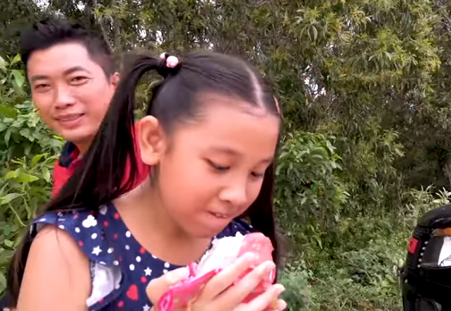 Khán giả bức xúc khi Kinh Quốc thử thách bé gái ăn 5 trái thanh long