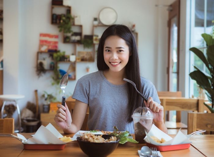Nên đánh răng trước hay sau khi ăn sáng, BS đánh đúng cách mới tốt