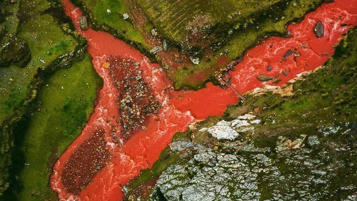 Kì lạ dòng sông máu có khả năng bay màu theo thời gian tại Peru