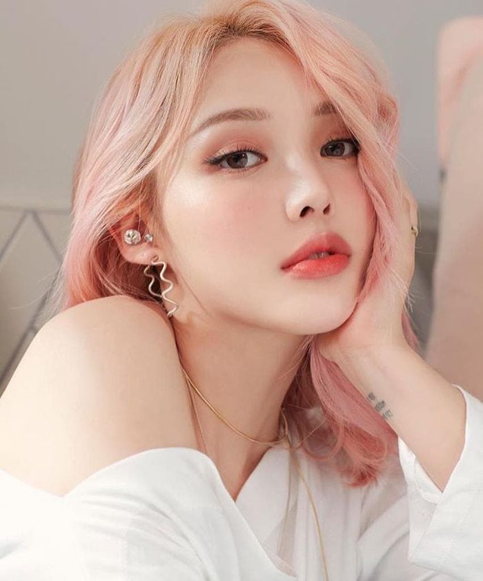 “Nghìn lẻ một” lưu ý khi dùng nước hoa: Nhớ xịt nước hoa lên tóc nữa