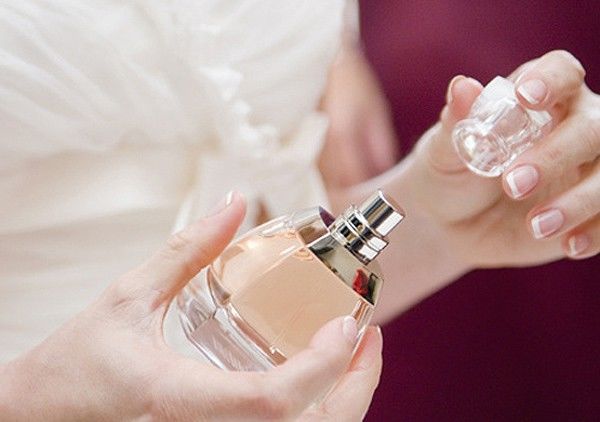 “Nghìn lẻ một” lưu ý khi dùng nước hoa: Nhớ xịt nước hoa lên tóc nữa