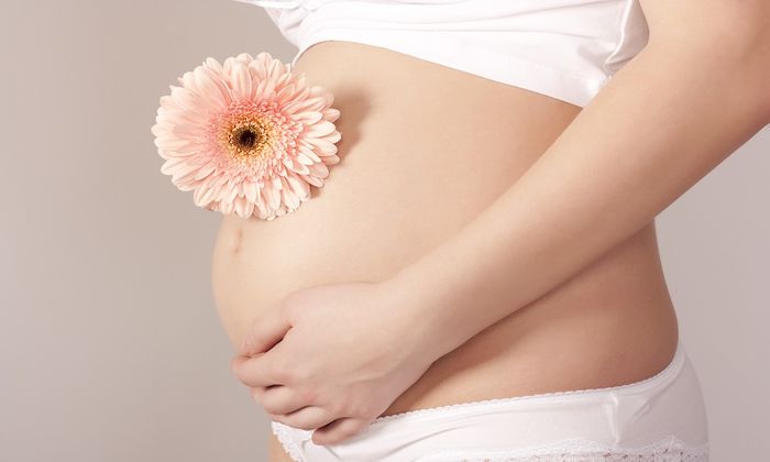Ngủ quên vì kiệt sức, người mẹ vẫn nắm chặt tay con khiến CĐM xúc động