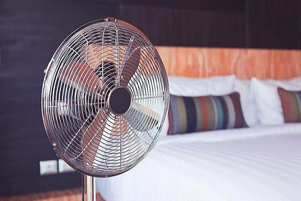 Bật quạt suốt cả đêm khi ngủ, một người phụ nữ đã đột ngột qua đời