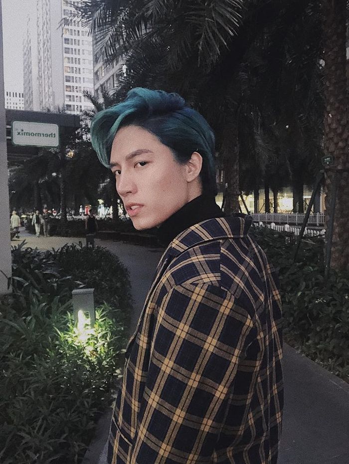 Nguyễn Anh Tú - Chàng ca sĩ trẻ có mái tóc tắc kè siêu phong cách