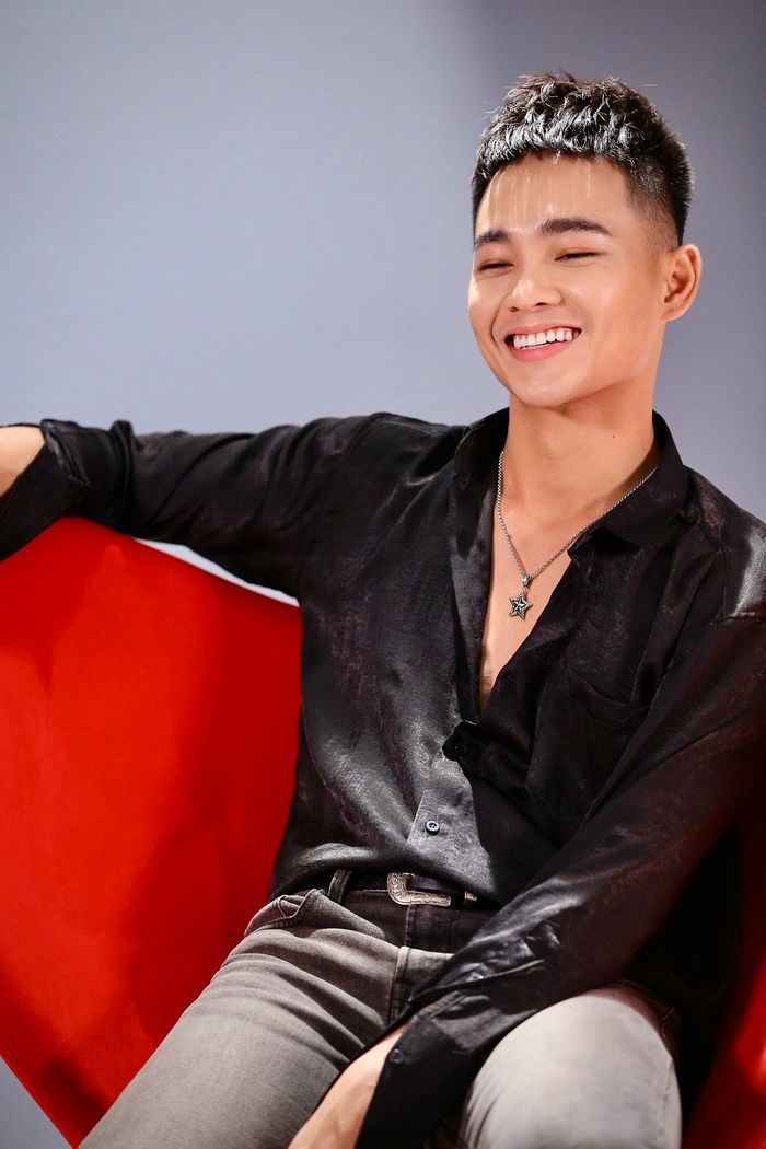 Nguyễn Anh Tú: Diễn viên tài năng đốn tim fan bằng nụ cười tỏa nắng