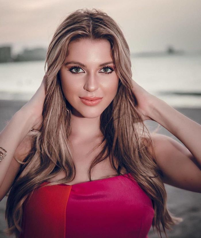 Nhan sắc “cực phẩm” của Á hậu 1 Miss Universe 2019