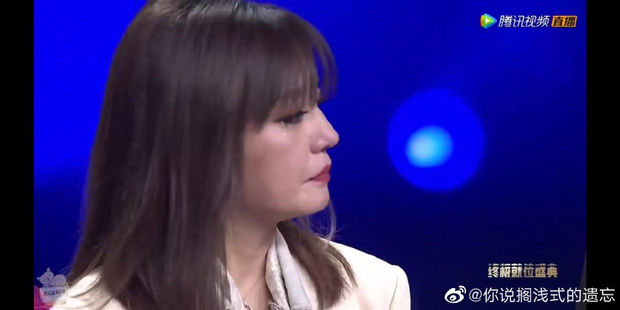 Nhan sắc thực sự của Triệu Vy lộ rõ trên sóng truyền hình