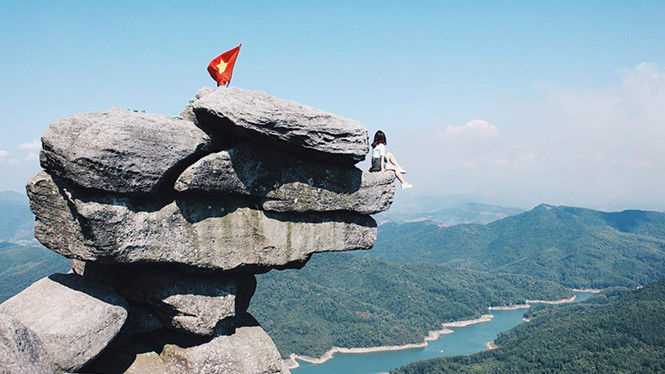 Địa điểm sống ảo thót tim gây sốt: mỏm đá núi Bà Đen, Hang Múa