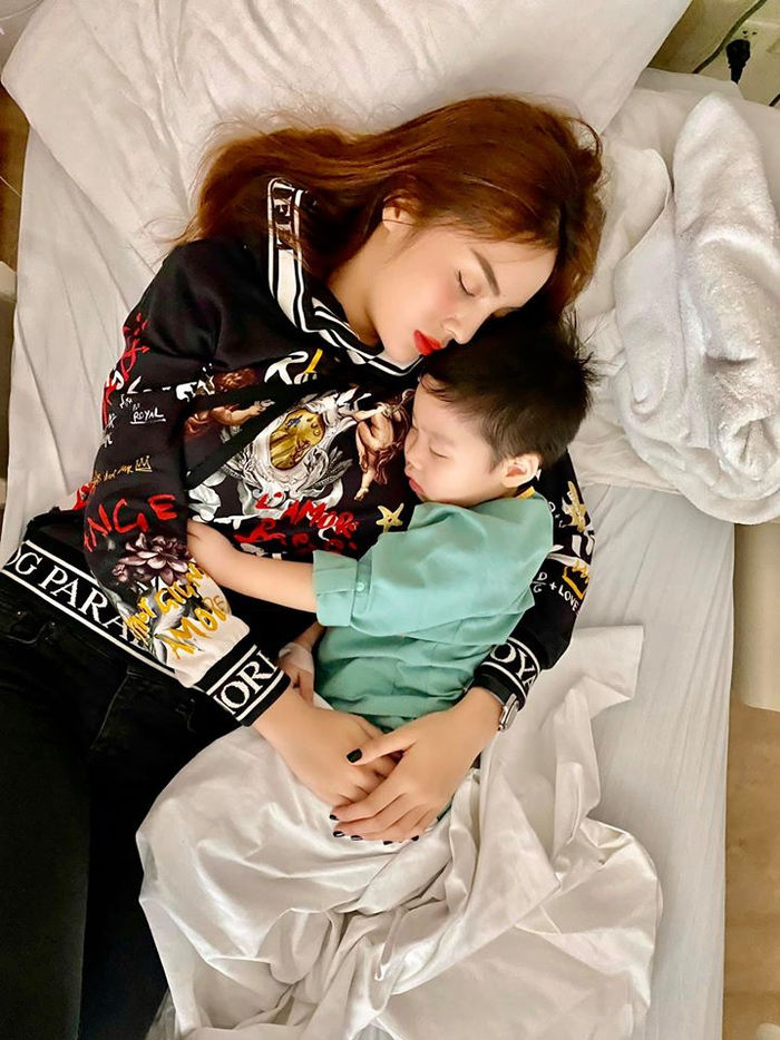Ninh Dương Lan Ngọc tạo kiểu đáng yêu, Midu hiếm hoi gợi cảm
