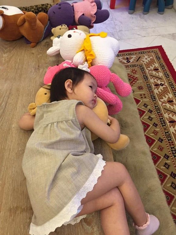 Ninh Dương Lan Ngọc tạo kiểu đáng yêu, Midu hiếm hoi gợi cảm