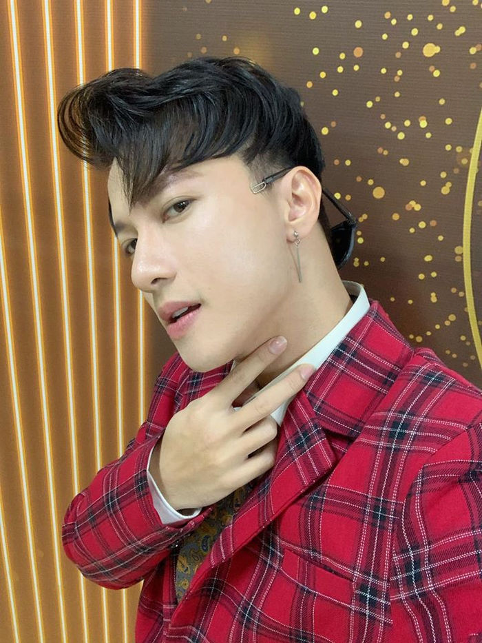 Ninh Dương Lan Ngọc tạo kiểu đáng yêu, Midu hiếm hoi gợi cảm