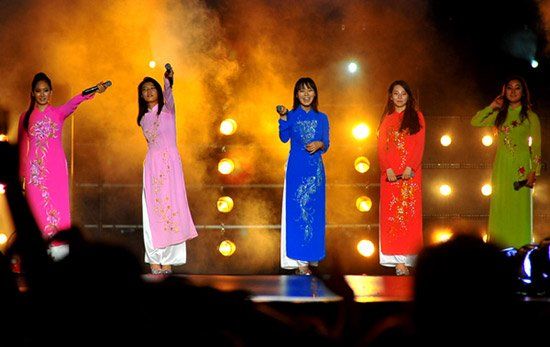 Nón lá, áo dài – 2 đồ vật mà những sao Hàn dùng để “lấy lòng” fan Việt