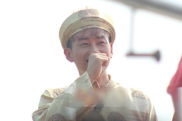 Nón lá, áo dài – 2 đồ vật mà những sao Hàn dùng để “lấy lòng” fan Việt