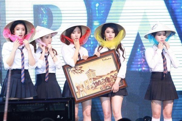 Nón lá, áo dài – 2 đồ vật mà những sao Hàn dùng để “lấy lòng” fan Việt