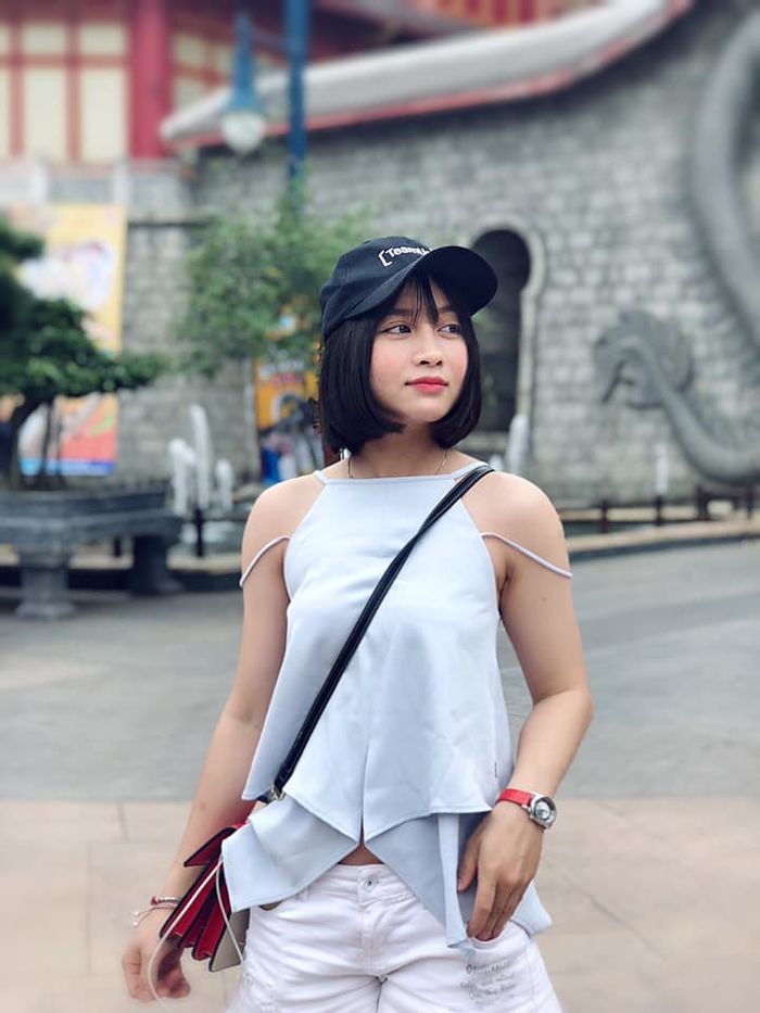 Nữ cầu thủ Hoàng Thị Loan được các anh em thi nhau nhận vợ