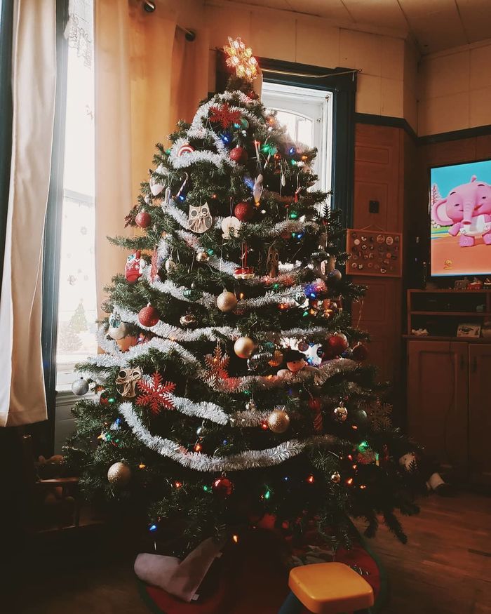 Nuốt phải ngôi sao trang trí Noel, bé gái bị sưng họng, khó thở