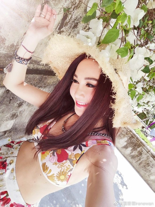 Ôn Bích Hà diện bikini ở tuổi 53, CĐM: Đát kỷ ngoài đời thật là đây