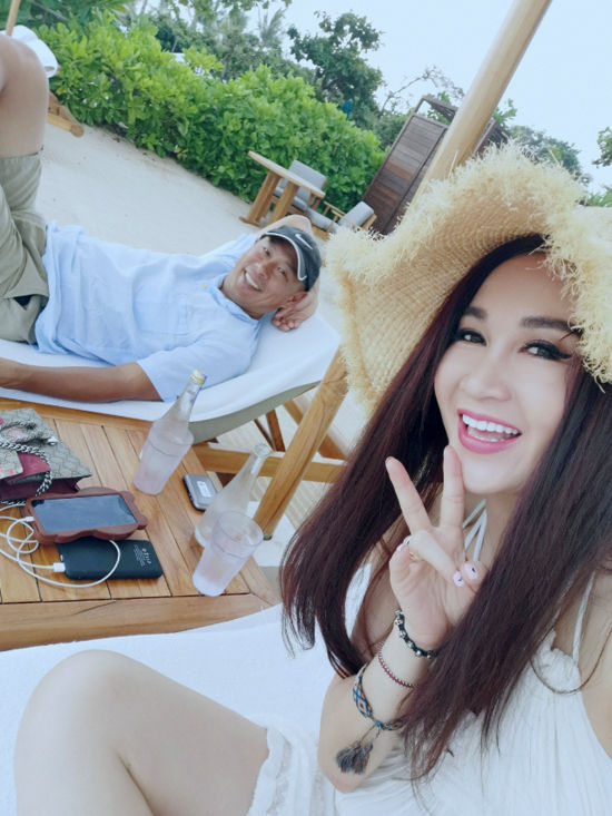 Ôn Bích Hà khoe ảnh nóng bỏng khi sang Bali hâm nóng tình yêu