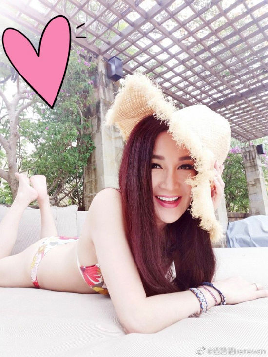 Ôn Bích Hà khoe ảnh nóng bỏng khi sang Bali hâm nóng tình yêu