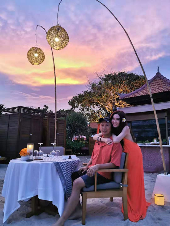 Ôn Bích Hà khoe ảnh nóng bỏng khi sang Bali hâm nóng tình yêu