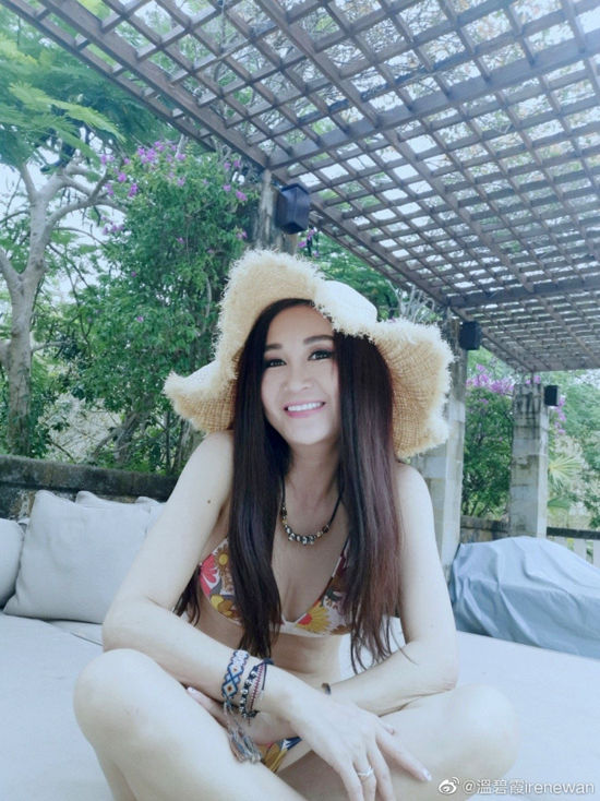 Ôn Bích Hà khoe ảnh nóng bỏng khi sang Bali hâm nóng tình yêu