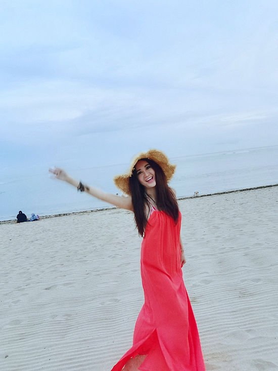 Ôn Bích Hà khoe ảnh nóng bỏng khi sang Bali hâm nóng tình yêu
