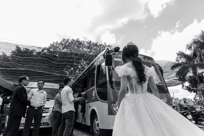 Tiễn con gái rượu về nhà chồng, ông bố xúc động khóc cạn nước mắt