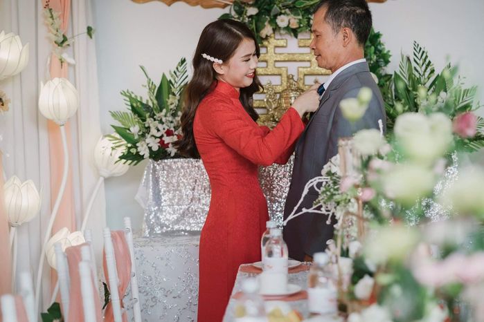 Tiễn con gái rượu về nhà chồng, ông bố xúc động khóc cạn nước mắt