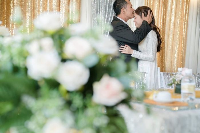 Tiễn con gái rượu về nhà chồng, ông bố xúc động khóc cạn nước mắt