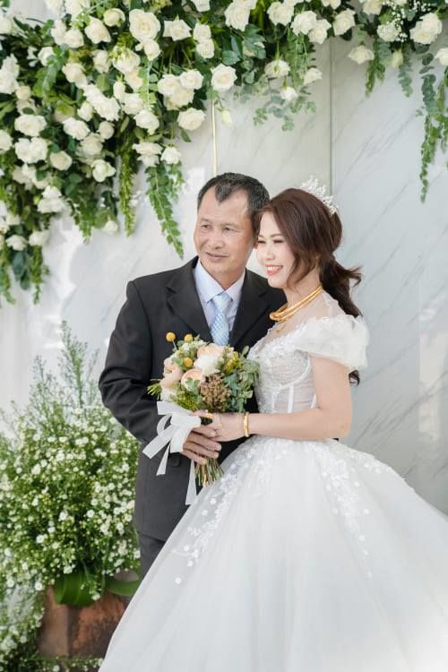 Tiễn con gái rượu về nhà chồng, ông bố xúc động khóc cạn nước mắt