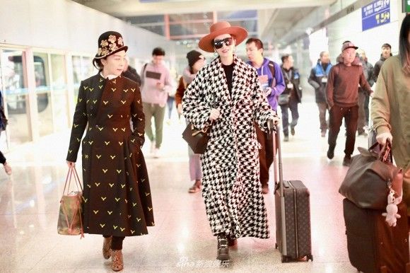 Xuất hiện cùng con gái, mẹ của Phạm Băng Băng gây sốt vì quá sành điệu