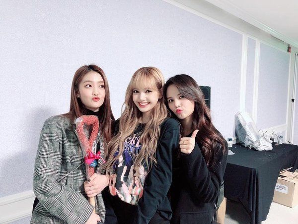 Phát sốt với hội bạn thân bất ngờ của Lisa (BLACKPINK)