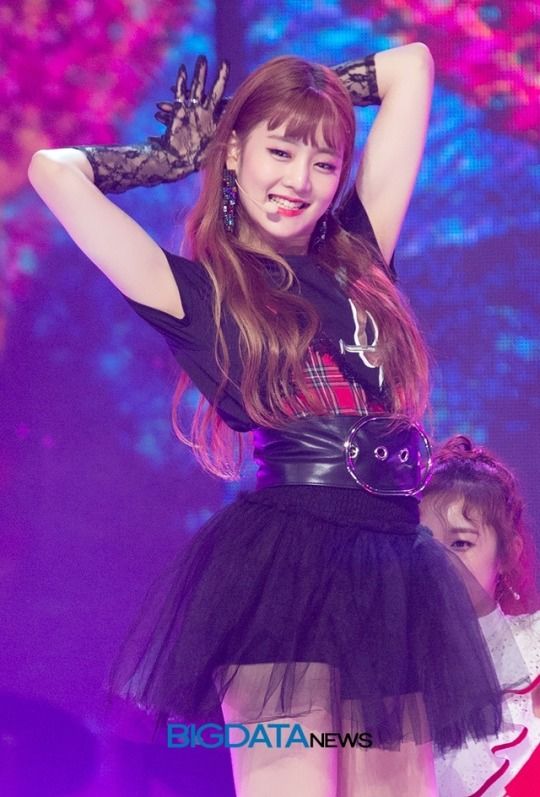 Phát sốt với hội bạn thân bất ngờ của Lisa (BLACKPINK)