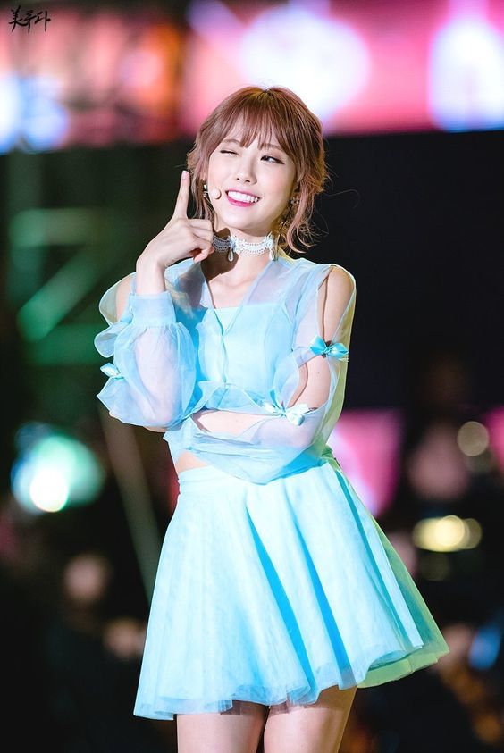 Phát sốt với hội bạn thân bất ngờ của Lisa (BLACKPINK)