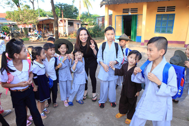 Phi Nhung rơi nước mắt, tiết lộ ám ảnh quá khứ là con lai bị chê cười