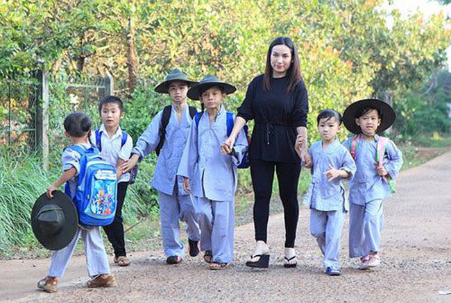 Phi Nhung rơi nước mắt, tiết lộ ám ảnh quá khứ là con lai bị chê cười